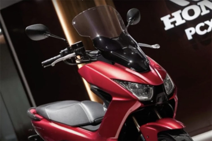 Khối động cơ trên Honda PCX 175 2025 sẽ là eSP + SOHC 41 PGMFI. Vì vậy, xe không chỉ có hiệu suất mạnh mẽ mà còn tiết kiệm nhiên liệu, thích hợp làm phương tiện đi lại hàng ngày.