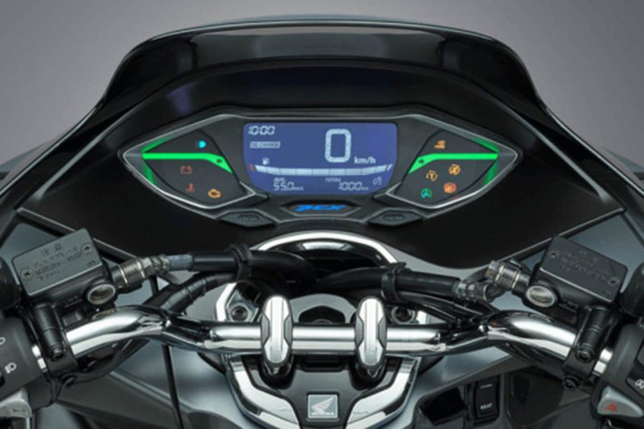 Về ngoại hình, Honda PCX 175 có thiết kế trông hấp dẫn hơn nhờ những đường nét táo bạo và tính khí động học lấy cảm hứng từ Honda Forza 300. Mẫu xe này không chỉ đẹp mắt mà chắc chắn sẽ thu hút sự chú ý của mọi người khi xe di chuyển trên đường phố.