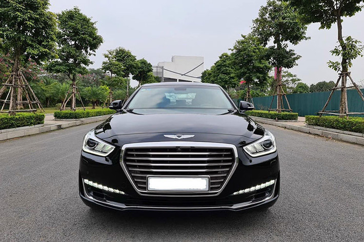 Về ngoại hình, chiếc Genesis G90 đã qua sử dụng này sở hữu ngoại thất đen bóng. Phần đầu xe là cụm lưới tản nhiệt lục giác 7 nan ngang làm từ chất liệu kim loại mạ chrome, phía dưới là hốc hút gió liền khối tích hợp đèn sương mù dạng LED, đèn pha thiết kế ấn tượng. Phía sau, cụm đèn hậu của G90 được thiết kế sang trọng.