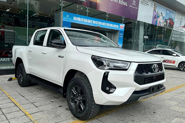 Theo bảng giá xe Toyota Hilux 2024 mới công bố, khách hàng có 3 phiên bản lựa chọn gồm 2.4 4x4MT giá 668 triệu đồng, 2.4 4x2AT (giá 706 triệu đồng) và cao nhất là 4x4AT Adventure (giá 99 triệu đồng). Xe có 6 màu sơn ngoại thất gồm Trắng ngọc trai, Bạc, Xám, Đen, Đỏ, Xanh.