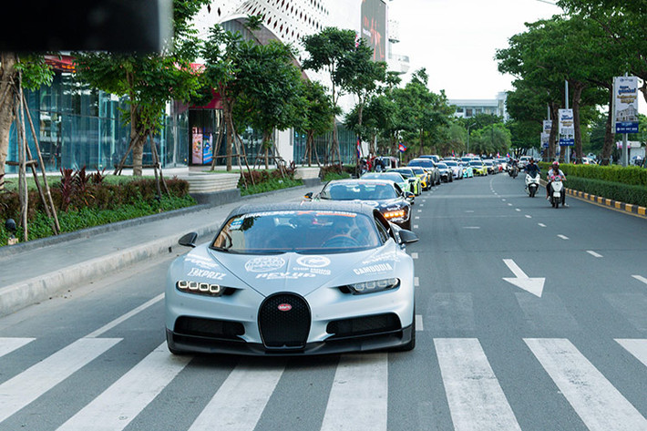 Siêu xe triệu đô Bugatti Chiron Super Sport vẫn được trang bị khối động cơ W16, dung tích 8.0 lít, 4 bộ tăng áp,sản sinh ra công suất tối đa 1.578 mã lực và mô-men xoắn cực đại 1.600 Nm nhưng đã được hãng xe đến từ Pháp giới hạn vận tốc tối đa xuống còn 440 km/h nhằm đảm bảo an toàn và đáp ứng quy chuẩn.