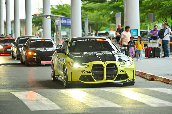 Được biết, hãng siêu xe nước Pháp chỉ sản xuất tổng cộng 60 chiếc Bugatti Chiron Super Sport trên toàn thế giới đi kèm mức giá bán lên đến 3,9 triệu đô la, tương đương khoảng 90 tỷ đồng, cao hơn 1,3 triệu đô la so với bản tiêu chuẩn và ước tính trên 20 xe đang có mặt tại châu Á.