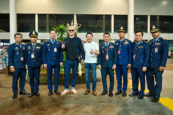 Mới đây, trong việc quảng bá cho hành trình siêu xe lớn nhất thế giới, ông Maximillion Coope, nhà sáng lập Gumball 3000 vừa mới đặt chân đến Campuchia. Đón ông ngay tại sân bay có dàn siêu xe rất khủng của các đại gia nước này.