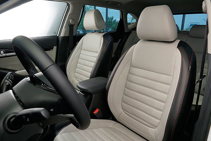 Kia Seltos 1.6 Premium là phiên bản sử dụng động cơ hút khí tự nhiên, dung tích 1.6L có công suất tối đa 128 mã lực và mô-men xoắn cực đại đạt 157 Nm, thấp hơn 3 phiên bản sử dụng động cơ tăng áp, dung tích 1.4L. Đáng nói rằng, vào hồi tháng 9/2020 khi nhà máy Chu Lai bị quá tải với các đơn đặt hàng, Kia Seltos 1.6 Premium là phiên bản đầu tiên bị ngừng nhận cọc để đảm báo tiến độ lắp ráp giao xe cho khách.