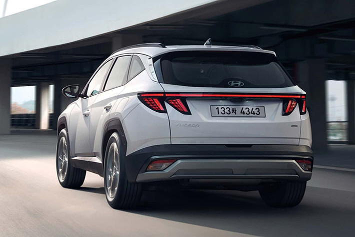 Ở phiên bản mới, mẫu SUV cỡ C nhà Hyundai đã được thay đổi nhẹ về mặt thiết kế ngoại thất. Theo đó, xe được bổ sung lưới tản nhiệt và đèn LED định vị ban ngày cải tiến.