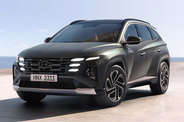 Theo nhân viên tư vấn bán hàng tại đại lý chính hãng của Hyundai cho hay, vào quý IV năm nay thương hiệu Hyundai tại Việt Nam sẽ ra mắt 2 mẫu xe mới. Một trong hai mẫu xe này chính là Hyundai Tucson 2025 mới, đây là phiên bản nâng cấp giữa vòng đời đã từng ra mắt ở thị trường Hàn Quốc vào tháng 12/2023.