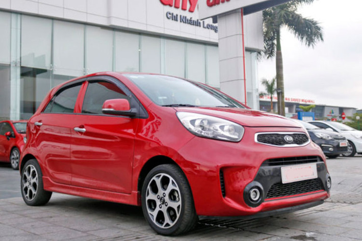 KIA Morning AT 2015 Với 200 triệu đồng trong tay, KIA Morning cũng là lựa chọn khá tốt cho những người mua xe lần đầu. KIA Morning 1.0AT 2015 đã mang phom mới đang được rao bán rộng rãi trên sàn xe cũ. Giá xe KIA Morning AT 2015 dao động từ 158 - 270 triệu đồng, tuỳ phiên bản và tình trạng xe.