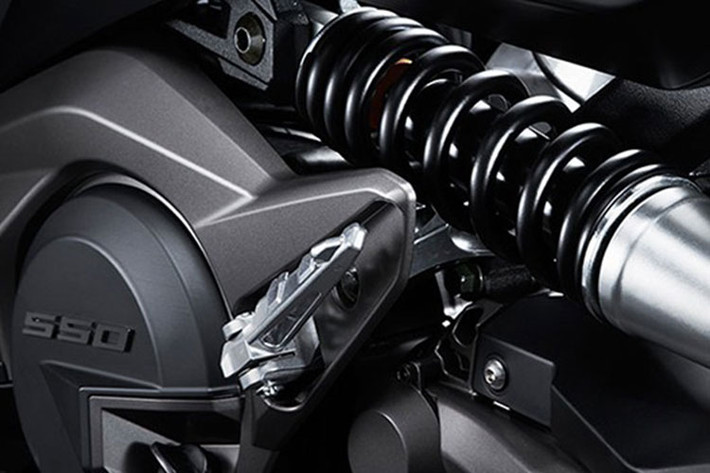 Hệ thống phanh đĩa đôi ở trước kích thước 270mm đi kèm cùm Brembo 4 pit-tông, đĩa phanh đơn phía sau kích thước 260mm, cả hai đều được tích hợp hệ thống chống bó cứng phanh ABS.