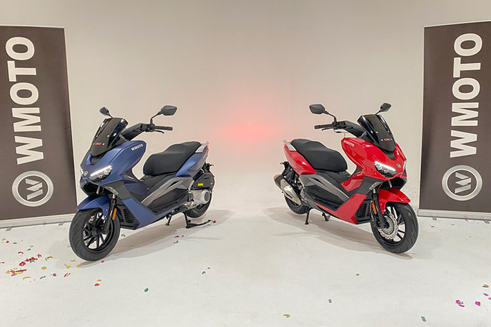 Mẫu xe tay ga WMoto ES250i của Malaysia sản xuất lần đầu ra mắt thị trường vào năm 2022, và ở lần cập nhật mới năm 2024 này xe chỉ đơn thuần nhận được màu sắc mới, các trang bị khác trên xe không có thay đổi lớn.