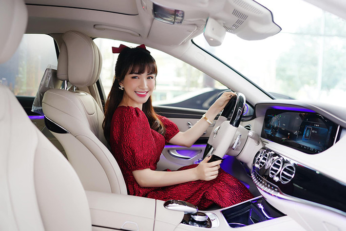 Thuộc dòng Mercedes-Benz S-Class phiên bản S450L Luxury được xem là đắt đỏ nhất của dòng xe sedan hạng sang mang logon "ngôi sao 3 cánh" đang bán ra tại Việt Nam. Về ngoại hình, Mercedes-Benz S450 L Luxury của Hoà Minzy sở hữu mâm 5 chấu kép, gương chiếu hậu chỉnh điện tích hợp đèn xi-nhan dạng LED. Cụm đèn hậu dạng LED tái thiết kế, cản sau mới tích hợp chụp ống xả làm từ hợp kim mạ chrome sáng.
