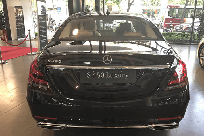 Việc tậu chiếc sedan hạng sang Mercedes-Benz S450L Luxury đã giúp cho nữ ca sĩ Hòa Minzy bước chân vào câu lạc bộ những người nổi tiếng sở hữu xe Mercedes-Benz tại Việt Nam. Dòng xe sang Mercedes-Benz S-Class cũng là mẫu xe được các anh chị đồng nghiệp trước đó của Hòa Minzy từng chọn như NTK Đỗ Mạnh Cường, Ca sỹ Duy Mạnh, Hiền Hồ hay Nhật Kim Anh...
