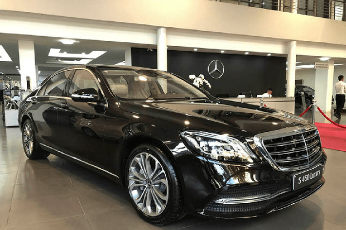 Hiện tại, giá xe Mercedes-Benz S-Class mới có giá từ 4,299 tỷ đồng cho đến 14,9 tỷ đồng. Riêng giá xe Mercedes-Benz S450 2020 có hai phiên bản được bán tại Việt Nam là S450L và S450L Luxury đang được chào bán chính hãng với mức tương ứng từ 4,299 cho đến 4,969 tỷ đồng.