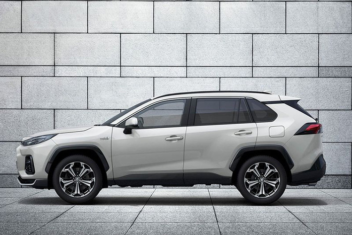 Ở phía trước, Suzuki Across hoàn toàn mới nổi bật với lưới tản nhiệt cỡ lớn cùng các khe hút gió thể thao và hệ thống đèn pha LED hiện đại. Hai hốc gió chưa đèn sương mù trông góc cạnh và hình khối hơn so với RAV4.