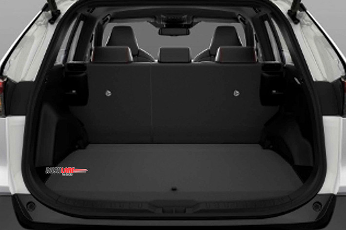 Cũng theo công bố của Suzuki, Across có dung tích cốp 490 lít - ít hơn so với các đối thủ như Mazda CX-5 và Honda CR-V, nhưng nó vẫn có đủ không gian để mang hành lý cho kỳ nghỉ của một gia đình.