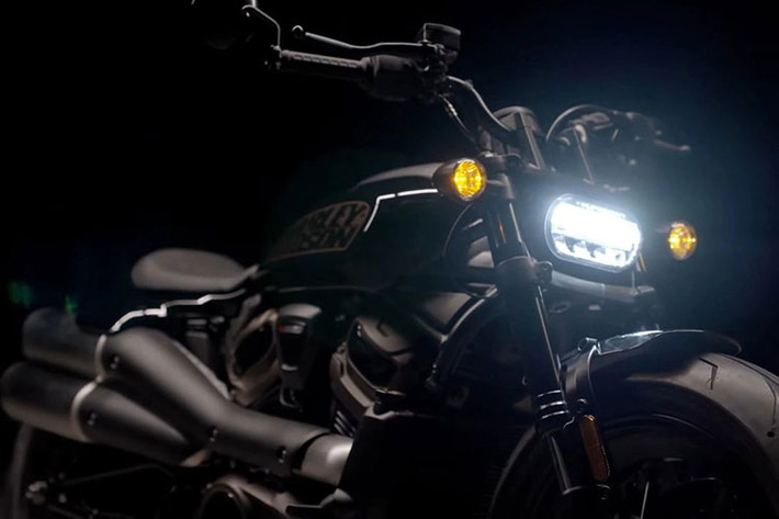 Mẫu xe mới đến từ hãng xe môtô Harley-Davidson của Mỹ sở hữu khối động cơ V-Twin Revolution Max 1.250cc tương tự Pan America làm mát bằng chất lỏng. Khối động cơ này tạo ra mô-men xoắn cực đại 127,5 Nm tại 6.000 vòng tua/ phút.