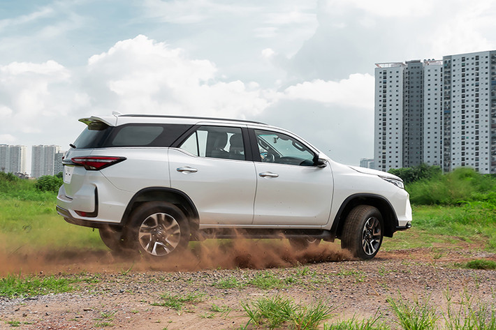 Các chuyên gia nhận định, việc loại bản MT ra khỏi danh sách sẽ khiến Fortuner đánh mất lượng khách hàng mua xe chạy dịch vụ vận tải nhưng rất có thể hãng đã có sự cân nhắc và tính toán sát với nhu cầu thị trường. Những năm gần đây, ô tô số sàn càng ngày càng thuyên giảm về số lượng. Điều này cho thấy thị trường ngách này không còn là vùng đất màu mỡ để các hãng xe khai thác.