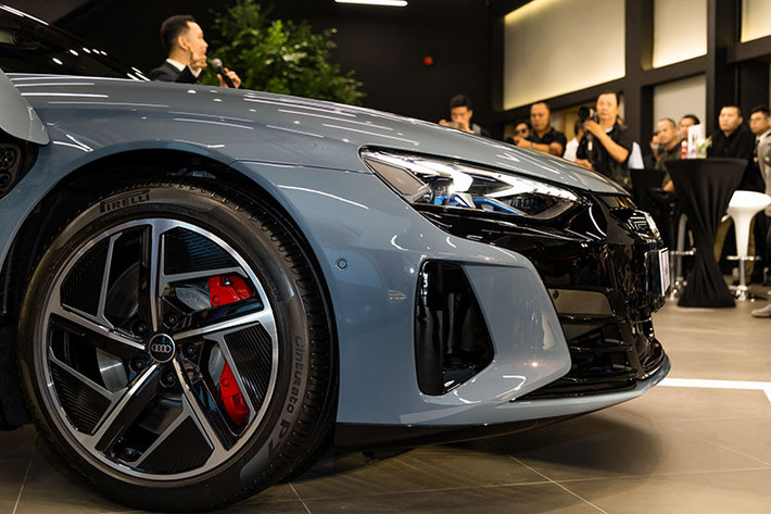 Audi RS e-tron GT xứng đáng được vinh danh giải thưởng Xe hiệu suất thế giới của năm 2022 và Xe Đức hạng sang của năm 2022. Bên cạnh đó, Audi RS e-tron GT còn được trang bị bộ vành lớn 21 inch 5 chấu khí động học đầy phong cách, thiết kế mặt xoay màu kim cương đen.
