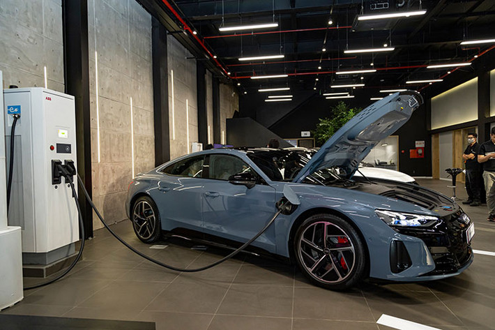 Audi RS e-tron GT được trang bị 2 motor điện, cho công suất 598 mã lực, mômen xoắn 850 Nm. Khối động cơ này có khả năng đẩy lên mức 637 mã lực ở chế độ overboost. Xe mất 3,3 giây để tăng tốc 0-100 km/h, nhanh hơn phiên bản tiêu chuẩn 0,8 giây. Bộ pin đặt phía dưới sàn cung cấp cho RS e-tron GT phạm vi di chuyển 472 km sau mỗi lần sạc đầy.
