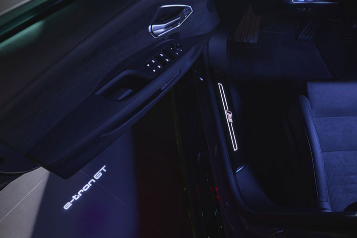 Từ cụm đồng hồ kỹ thuật số Audi virtual cockpit plus với hiển thị trên kính lái và màn hình cảm ứng lớn, tới hệ thống âm thanh 3D Bang & Olufsen đẳng cấp trong không gian nội thất yên tĩnh cách biệt, mọi không gian nội thất đều là hiện thân của gu thẩm mỹ và sự trau chuốt tinh tế.