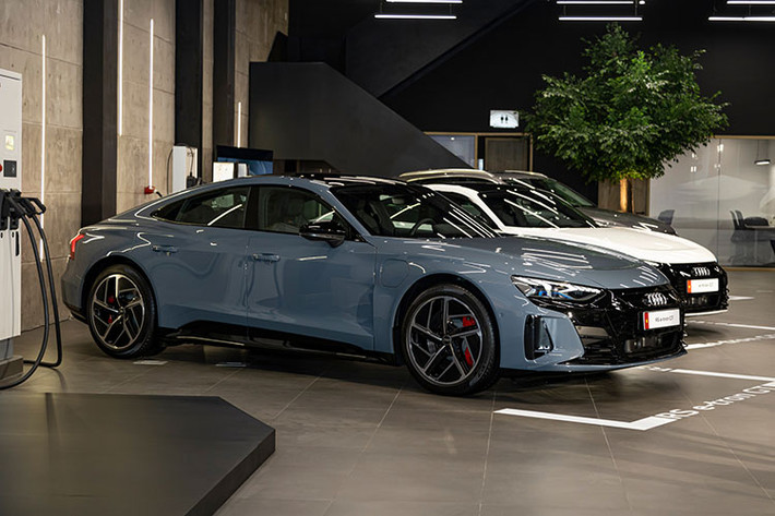 Về ngoại hình, Audi RS e-tron GT 2023 mới sở hữu số đo ba vòng dài - rộng - cao lần lượt là 4.989 cm - 1.964 cm - 1.396 cm và chiều dài cơ sở đạt 2.900 cm mang đến nhiều không gian nội thất.