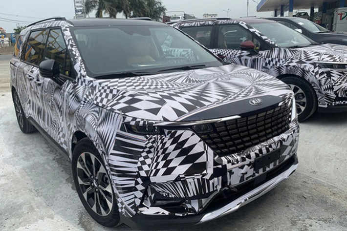 Sự xuất hiện của 2 chiếc xe đã gây bất ngờ, bởi Kia Sedona 2021 vẫn sẽ được lắp ráp tại nhà máy của THACO đặt tại khu kinh tế Chu Lai (Quảng Nam). Thông thường, những mẫu xe mới được doanh nghiệp Việt lắp ráp sẽ chạy thử xung quanh khu vực tỉnh Quảng Nam chứ chưa bao giờ đi xa như vậy và việc xuất hiện tại Ninh Bình – nơi được xem là “địa bàn” của Hyundai tại Việt Nam không khỏi khiến nhiều người thấy thú vị.