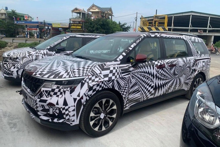 Sau 3 tuần kể từ khi lô xe Kia Sedona 2021 mới với số lượng lớn được cho là xe chính hãng cập cảng Việt Nam, mới đây mẫu MPV này tiếp tục bị bắt gặp trên đường phố nước ta, cụ thể hơn là huyện Gia Viễn (tỉnh Ninh Bình) theo chia sẻ của người chụp ảnh.