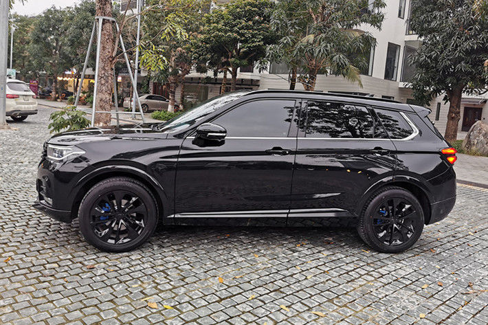 Brilliance V7 tại Việt Nam có kích thước (DxRxC) lần lượt: 4.702 x 1.932 x 1.753mm đi cùng với chiều dài cơ sở 2.770mm. Kích thước này của Brilliance V7 tương đương với mẫu SAV BMW X3 thế hệ thứ nhất (E83).
