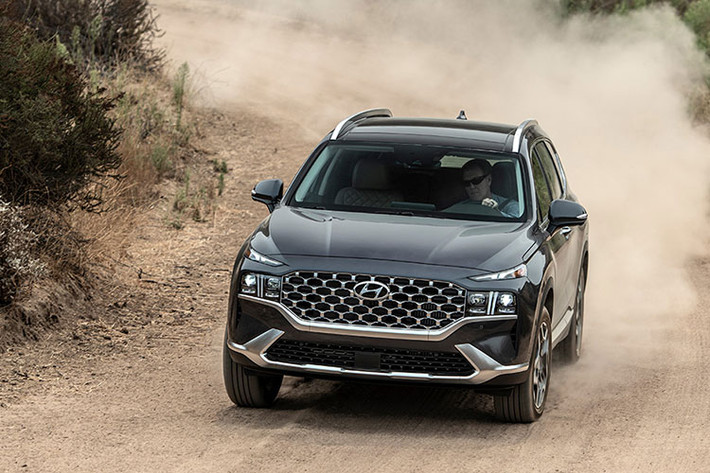 Kể từ khi phiên bản mới ra mắt thị trường Hàn Quốc vào giữa năm ngoái, Hyundai SantaFe đã giảm doanh số đáng kể. Theo đó, doanh số tổng cộng của mẫu SUV cỡ trung này tại Hàn Quốc trong năm 2020 là 57.578 chiếc, giảm hơn 30.000 chiếc so với năm 2019. Ngoài ra, Hyundai SantaFe còn thua xa Kia Sorento về doanh số. Với sự xuất hiện của Hyundai SantaFe PHEV 2022, nó được kỳ vọng sẽ giúp cải thiện tình hình