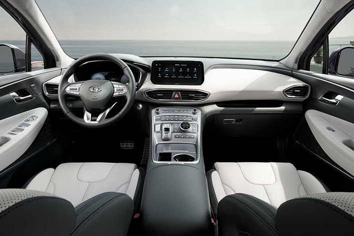 Bên cạnh đó, cũng tương tự như bản hybrid, Hyundai SantaFe PHEV 2022 được hãng xe Hàn Quốc cung cấp nhiều tính năng hiện đại. Những trang bị, tiện ích đáng chú ý trên đối thủ của Toyota Fortuner có thể kể đến như hệ thống thông tin giải trí với màn hình 10,25 inch có tích hợp hệ thống định vị, cần gạt nước tự động, kính lái chắn tia UV, cửa cốp chỉnh điện thông minh,…