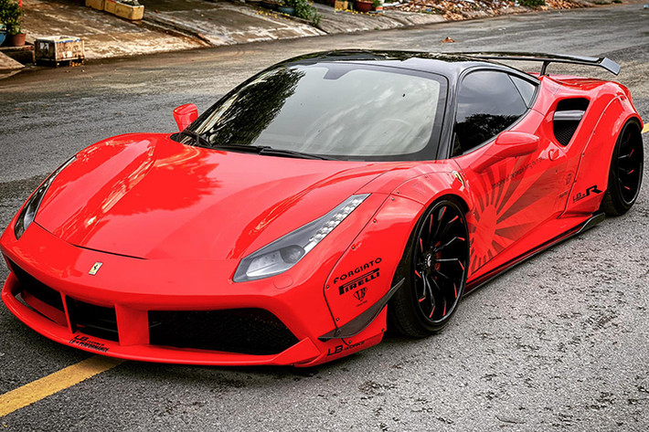 Chỉ sau chưa được vài ngày thay các bộ áo màu xanh lá và đỏ bằng đề-can, chiếc siêu xe Ferrari 488 GTB độ Liberty Walk độc nhất vô nhị tại Việt Nam đã được một người chuyên mua bán xe sang và siêu xe tại Sài thành cho lên thị trường mua bán xe đã qua sử dụng nhằm tìm kiếm khách hàng mới.