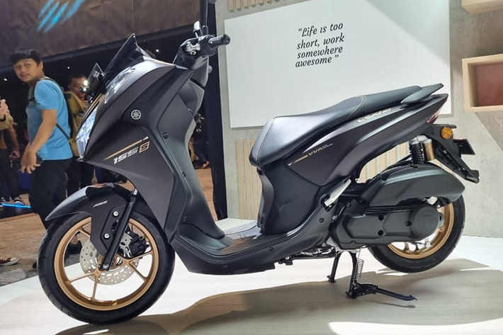Về ngoại hình, mẫu xe ga Yamaha Lexi 2024 sở hữu các thông số dài x rộng x cao lần lượt là 1970 x 720 x 1135 (mm), chiều dài cơ sở 1350mm, chiều cao yên 770mm và dung tích bình xăng 4,2 lít. Mặc dù thiết kế nền tảng cơ sở của Lexi LX155 2024 không có nhiều thay đổi so với Lexi 125cc thế hệ đầu tiên.