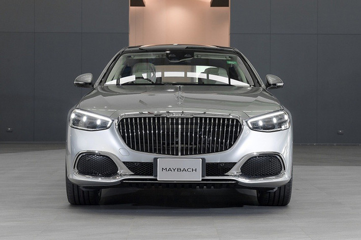 Về thiết kế, mẫu xe sedan siêu sang này không có nhiều khác biệt so với phiên bản mild-hybrid. Xe vẫn giữ nguyên lưới tản nhiệt và cản trước Maybach, cùng với hệ thống đèn trước Digital Light với nhiều tính năng hỗ trợ an toàn.