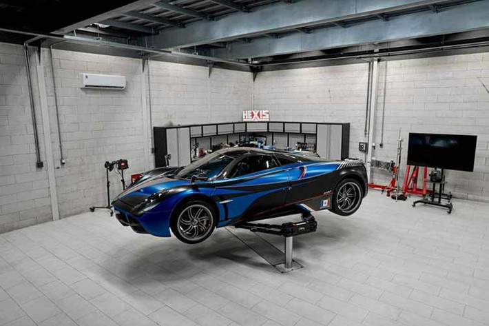 Sau khi tay chơi Minh Nhựa đưa McLaren Elva gần 200 tỷ đồng đã về Việt Nam, rất có thể siêu phẩm thần gió Pagani Huayra hơn 80 tỷ đồng sẽ được bán đi, để có chỗ cho McLaren Elva về garage của đại gia này. Tất nhiên, đây chỉ là suy đoán từ giới mê xe, chính chủ chưa lên tiếng trong vụ việc này.