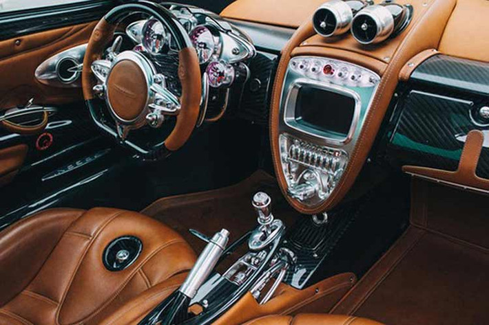 Pagani Huayra của Minh Nhựa được mang về Việt Nam từ năm 2016 và mất 2 năm, siêu xe được mệnh danh là "thần gió" mới có biển số trắng. Giá xe Pagani Huayra tại thị trường quốc tế khởi điểm là 1,3 triệu đô la. Tại Việt Nam, nó được định giá sau thuế và lăn bánh khoảng hơn 80 tỷ đồng.