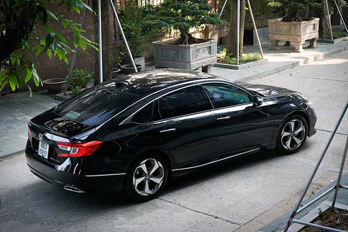 Chất lượng khung vỏ cũng như khả năng cách âm của Accord 2019 cũng được tôi đánh giá rất cao. Trong hầu hết mọi điều kiện đường xá, mẫu xe này cho cảm giác đầm chắc, tiếng ồn từ bên ngoài được triệt tiêu ở mức vừa phải, đem lại sự dễ chịu cho người ngồi trong xe. Nếu như trên Civic có hơi ồn từ tiếng lốp thì trên Accord, khuyết điểm này đã được khắc phục hoàn toàn. Kết hợp cùng không gian rộng rãi, Accord chắc chắn sẽ đem lại sự thoải mái cho những hành trình dài.
