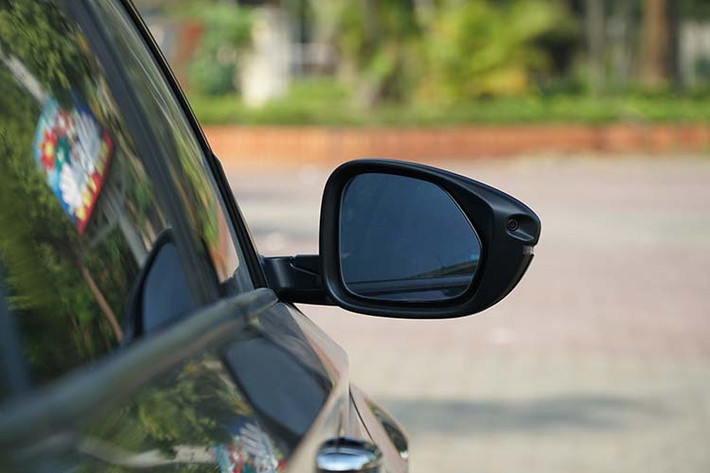 Ở phía sau, Honda Accord 2019 sở hữu phần đuôi được thiết kế chau chuốt mang đậm tính thể thao, tràn đầy sức sống và dài hơn một chút so với Accord thế hệ trước. Bên cạnh đó, chiều dài cơ sở của Honda Accord 2019 cũng nhỉnh hơn đôi chút so với "đối thủ" Toyota Camry 2019.