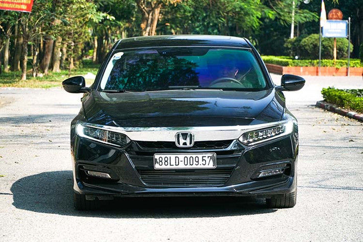 Nếu như ở thế hệ trước, Accord vẫn sở hữu phom dáng của 1 chiếc sedan hạng D thông thường thì phiên bản 2019 đã lột xác hoàn toàn. Mẫu sedan hạng D của Honda vay mượn nhiều đường nét thiết kế của người đàn em Civic và sở hữu dáng vẻ của một chiếc fastback với phần mui dốc kéo dài, cốp xe làm ngắn lại.