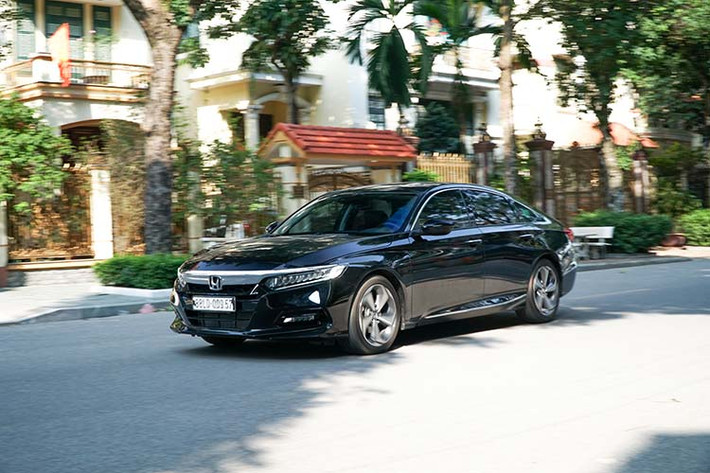 Cùng động cơ và hộp số nhưng bộ ba Civic RS, CR-V và Accord đem lại khả năng vận hành khác nhau hoàn toàn. Nếu như trên Civic RS, động cơ Turbo 1.5L cho cảm giác lái bốc ngay ở vòng tua thấp thì trên Accord lại khá lành. Đặt xe ở chế độ ECO, chiếc sedan hạng D mới nhất của Honda đem lại cảm giác lái mượt mà, nhẹ nhàng cực kỳ phù hợp khi di chuyển trong phố.