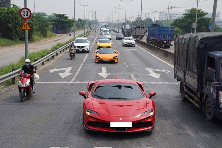 Trong 2 năm trở lại đây, giới chơi siêu xe Việt Nam đón nhận thêm không ít các đại gia kinh doanh trong lĩnh vực lan đột biến chi mạnh tay để sở hữu rất nhiều mẫu siêu xe độc lạ. Ngoài ra, có người còn sở hữu bộ sưu tập siêu xe ước tính phải trên 8 chiếc với nhiều phiên bản lạ mắt. Không chỉ thường xuyên tụ tập trao đổi mua bán lan đột biến, các đại gia này còn rủ nhau đi phượt trên các siêu xe đắt tiền.
