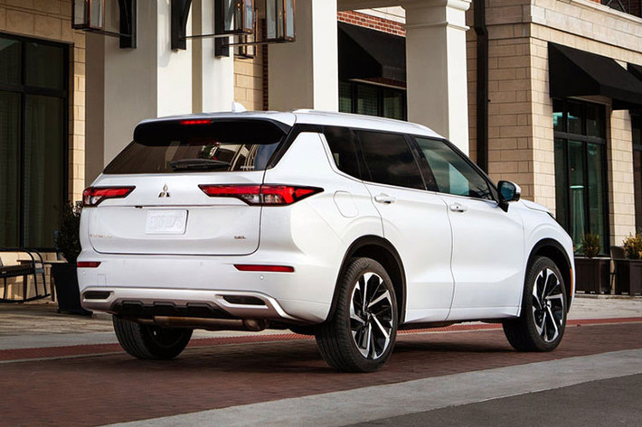 Ở lần tái xuất này, Mitsubishi Outlander 2022 còn gây ấn tượng mạnh với người dùng khi sở hữu gói an toàn cao cấp với các công nghệ như: Hệ thống ga hình trình thích ứng; Hệ thống cảnh báo lệch làn đường; Cảnh báo va chạm trước/sau; Hệ thống cảnh báo điểm mù; Camera 360 độ...