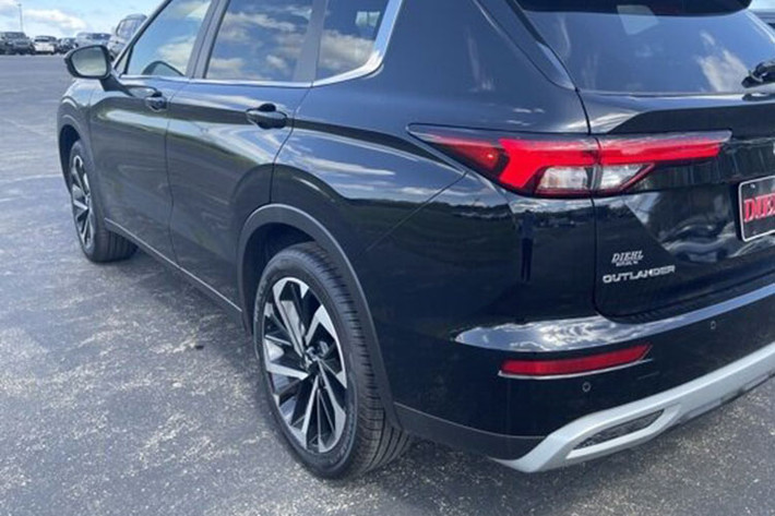 Bên phần hông xe, Mitsubishi Outlander 2022 tỏ rõ sự trưởng thành khi sở hữu thân hình vuông vức hơn mang đến cảm giác trường, rộng hơn cho người tiếp cận thực tế. Xe có bộ la-zăng phay bóng kích thước 20 inch tạo hình mới mẻ. Đặc biệt, điểm cải tiến nhất của chiếc CUV này còn đến từ gương chiếu hậu được rời xuống cánh cửa xe, mở rộng tầm quan sát 2 bên cho người lái.