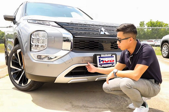 Ngay khi tiếp cận Mitsubishi Outlander thế hệ mới, anh chàng Reviewer người Việt này đã tỏ ra ấn tượng với những thay đổi của mẫu CUV này theo xu hướng hiện đại hóa so với mô hình tiền nhiệm. Chiếc xe duy trì ngôn ngữ thiết kế Dynamic Shield, nhưng đã được dung hòa các yếu tố để phù hợp hơn với thiết kế mới và giúp chiếc xe trở nên hiện đại hơn.
