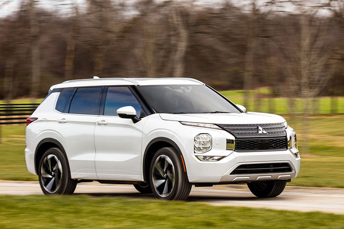 Tại thị trường Mỹ, giá xe Mitsubishi Outlander All New dao động từ 25.795 - 32.340 USD. Trong khi đó, Mitsubishi Outlander tại Việt Nam hiện đang có giá từ 825 - 1.058 triệu đồng.