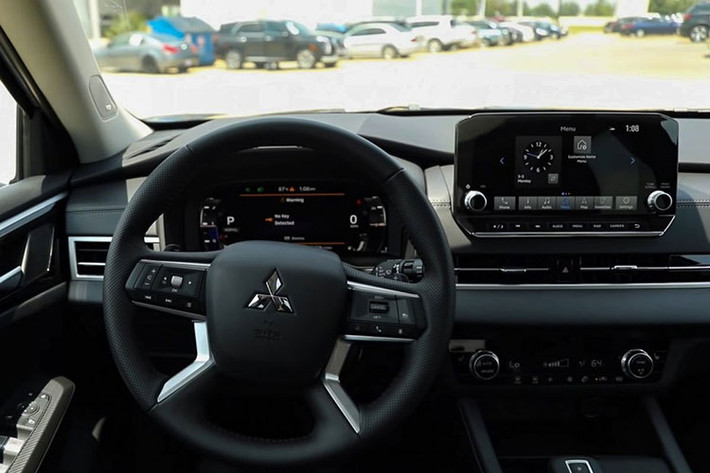 Dáng dấp "đàn anh" trên All New Mitsubishi Outlander thể hiện rõ nhất ở vô-lăng mới đa chức năng dạng 4 chấu bọc da. Đồng thời, đồng hỗ kỹ thuật số trên mẫu CUV này cũng là cải tiến đáng "đồng tiền, bát gạo" và đã bắt kịp với các đối thủ như Honda CR-V, Mazda CX-5 và Hyundai Tucson 2022.