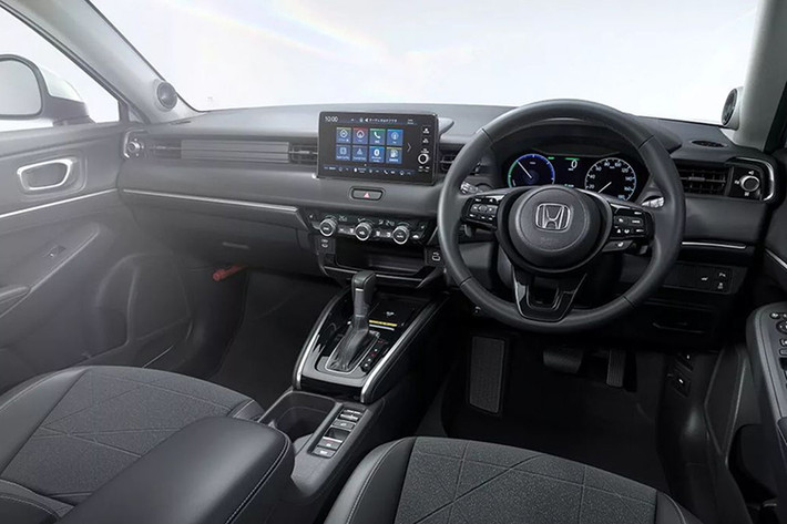 Ở bên trong, HR-V mới được thay đổi nhẹ một số chi tiết để thuận tiện hơn cho người sử dụng. Theo đó, cụm điều khiển trung tâm được tái thiết kế, bàn sạc điện thoại không dây đặt nằm giữa cho hành khách bên dễ dàng sử dụng.