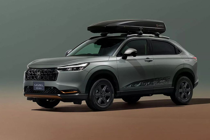 Đáng chú ý, Honda HR-V 2024 còn được bổ sung gói trang bị Outdoorsy Hunt dành riêng cho việc off-road. Gói này bao gồm giá nóc, khung bảo vệ cản trước, vành 16 inch màu xám Shark Grey metallic và các điểm nhấn màu cam trên thân xe, kết hợp tùy chọn màu xanh ngọc trai mới. Về nội thất, xe được trang bị gói Outdoorsy Hunt sẽ có ghế bọc da Fabtech với khả năng chống nước và dầu.