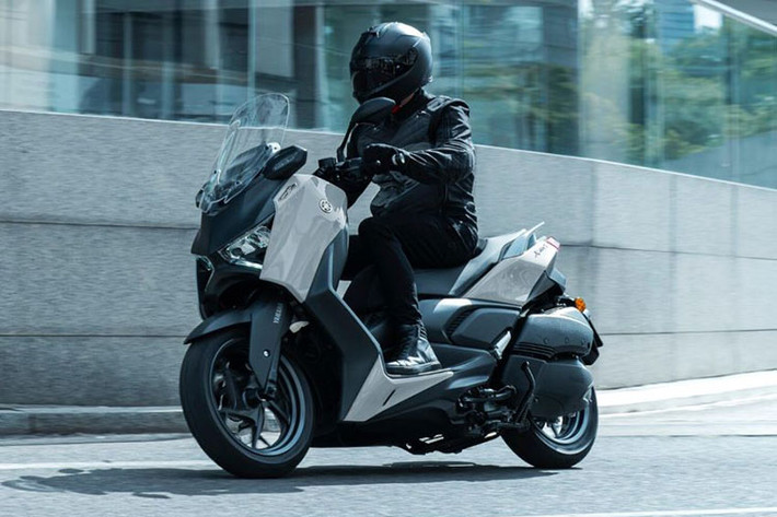 Ra mắt hồi đầu năm 2025, Yamaha XMAX 300 2025 bao gồm ba phiên bản: XMAX 300, XMAX 300 Tech MAX và XMAX 300 Tech MAX+, đáp ứng đầy đủ nhu cầu và sở thích của mọi tay lái. Tất cả các phiên bản đều đạt tiêu chuẩn khí thải EURO 5+ và trang bị động cơ Yamaha Blue Core.