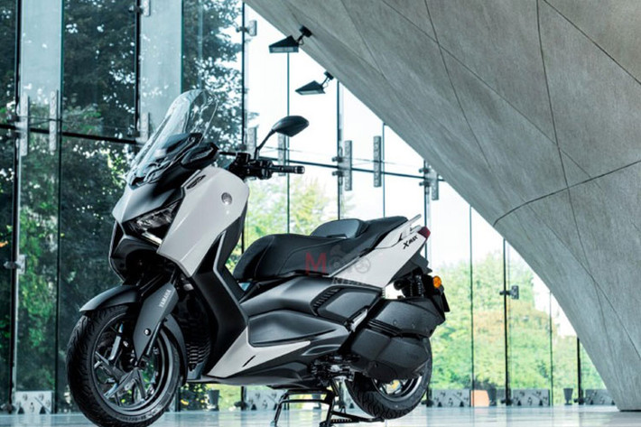 Theo một số nguồn tin, mẫu xe tay ga cỡ lớn Yamaha XMAX 300 2025 mới sẽ cập bến các cửa hàng tại Việt Nam trong thời gian tới và sẵn sàng đến tay khách hàng Việt. Xe hướng đến những người đam mê di chuyển đường dài và tìm kiếm một phương tiện mạnh mẽ, tiện nghi hơn.