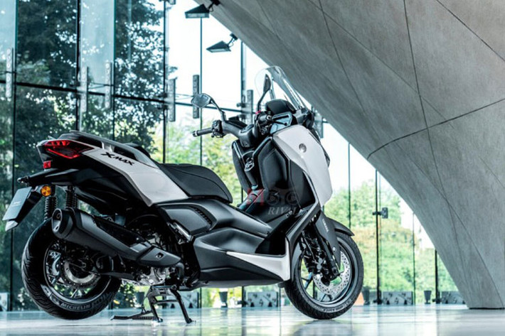 Mẫu xe ga Yamaha XMAX 300 2025 nằm trong phân khúc xe tay ga 300cc, cạnh tranh với Honda SH350i và Vespa GTS Super Tech 300 tại Việt Nam. Tuy nhiên, so với các đối thủ cùng phân khúc, XMAX 300 2025 sở hữu nhiều công nghệ hiện đại và tân tiến hơn.