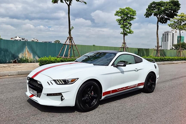 Chiếc Ford Mustang đời 2015 này là phiên bản 2.3 Ecoboot đang được chủ nhân chào bán tại TP HCM, xe có thiết kế sắc nét và hiện đại hơn thế hệ trước. Dù vậy, Ford Mustang Ecoboost mới vẫn duy trì kiểu dáng tổng thể đặc trưng của dòng xe cơ bắp với capô dài, đầu và đuôi nhô cao.